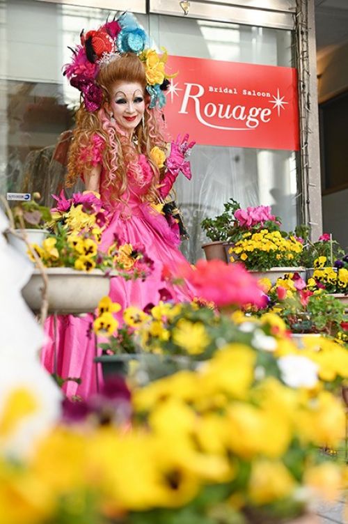 bà matsumoto trước cửa tiệm